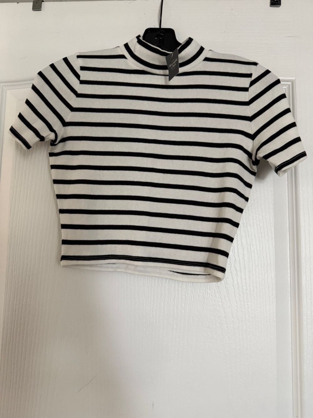 New Women’s Abercrombie & Fitch Black/ White Striped Cropped Mock Neck Top Sz S.